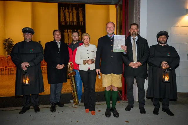 Foto: Bildtext: v.l.n.r. Martin Kohlberger (Bestattung Kärnten), Ingo Sternig (Bestattung Kärnten), Hans-Peter Steiner (Gustav Mahler Musikschule), Friedhofsreferentin Stadträtin Sandra Wassermann, BA, Ernst L. Bauer (Stadtführer), Roman Macher (Bestattung Kärn