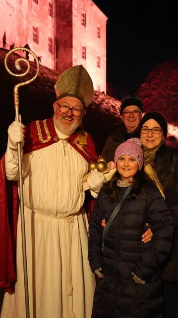 Ewald Furtmüller als Nikolaus mit Anna und Mama Marion Steigberger und Johann Schöndorfer | Foto: Lauren Seywald / MeinBezirk