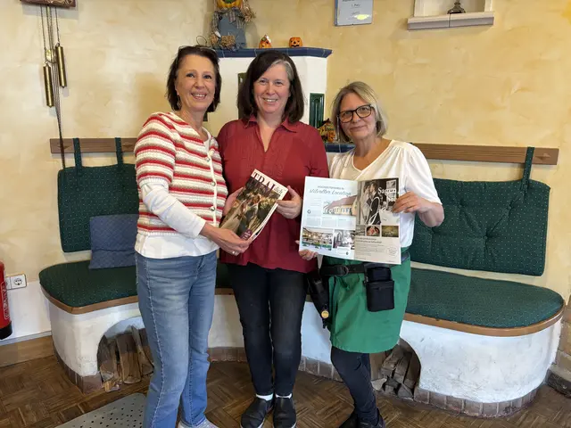 MeinBezirk Werbeberaterin Monika Kirchhauer übergab einige Exemplare des neuen Hochzeitsmagazins an das Team von Petra Rammel im Gasthaus Goldener Engel. | Foto: Alexandra Goll
