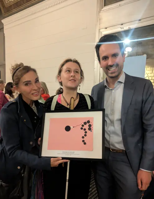 Tatjana Christelbauer MA, Xenia Zeiler (mit "Sonnenregen" Kunstwerk), Bildungsminister Christian Wiederkehr MA bei der Ausstellungseröffnung "Ich lese.Ich schreibe.Ich bin" | Foto: Tatjana Christelbauer