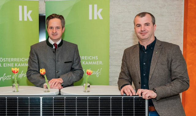 Dietmar Hipp (r.)- Obmann der Bezirksbauernkammer Zwettl und Präsident der NÖ Landwirtschaftskammer, Johannes Schmuckenschlager. | Foto: LKNÖ/Archiv