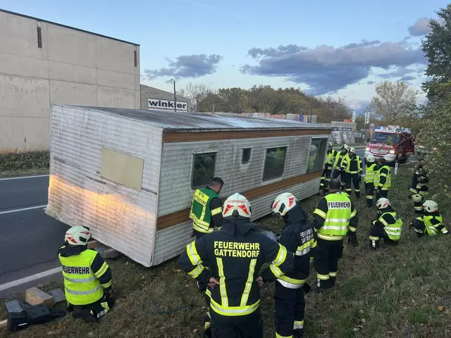 Ein 44-jähriger Mann aus Ungarn war mit dem etwa sieben Meter langen und drei Meter breiten Minihaus unterwegs. | Foto: FF Gattendorf