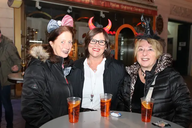 Zum Wohl mit Aperol: Romana, Marianne und Andrea. | Foto: Manfred Wlasak