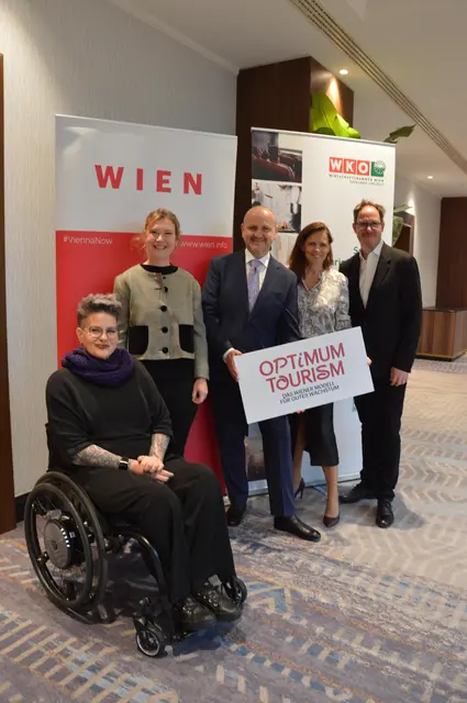 Sensibilisierungstrainings für die Tourismusbranche – v.l.n.r.: Claudia Miler und Katharina Thill (myAbility), Tourismusdirektor Norbert Kettner, Silvia Fleischhacker (WK Wien) und Michael Aumann (myAbility)  | Foto: WienTourismus