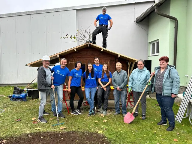Gemeinsam mit den Mitarbeiterinnen und Mitarbeitern der Donauversicherung Klein Manuel, Klein Nina, Herndler Manfred, Wurm Diana, Einfalt Günther, Rogner Bianca und als „Bauingenieur“ Caritas-Freiwilliger Mitarbeiter Karl Edlinger wurde die Gartenhütte adaptiert. | Foto: Caritas St. Pölten
