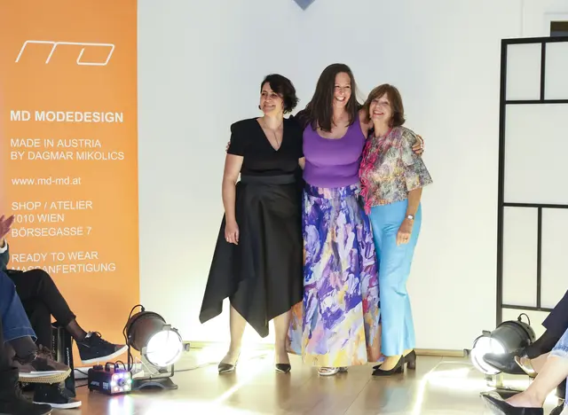 Die Künstlerinnen Dagmar Mikolics, Isabell Breininger und Rike Pinheiro auf der Showbühne. | Foto: picturesborn