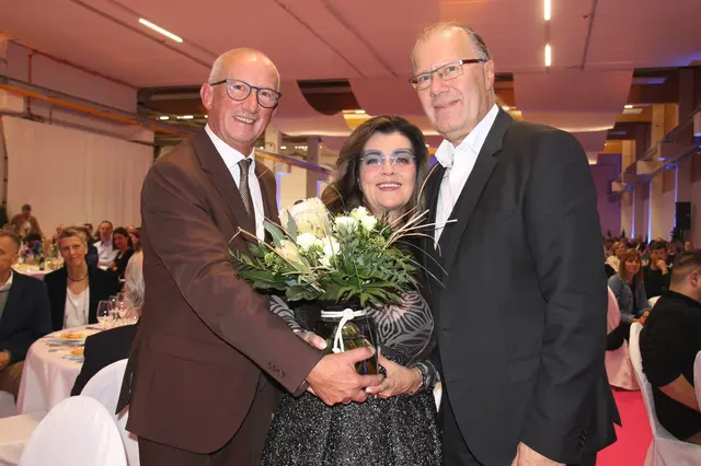 Neufeldens Bürgermeister Peter Rachinger überreichte den Geschäftsführern Waltraud und Gerhard Scheschy einen Blumenstrauß. | Foto: MeinBezirk