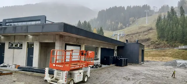 Die neue Talstation umfasst wieder einen Gastronomiebetrieb und nutzt Synergien mit der im Vorjahr errichteten Tröglbahn. | Foto: MeinBezirk/Dominik Lach