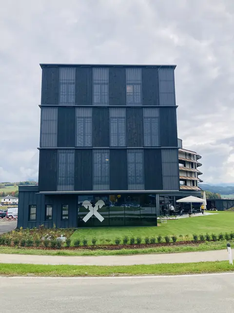 Die moderne Fassade mit PV-Modulen | Foto: Skape architects