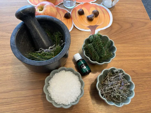 Zutaten Erkältungsbadesalz: Fichtennadeln, Lavendelblüten, Öle und Meersalz. | Foto: MeinBezirk