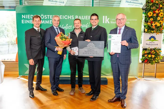 Umweltgemeinderat GGR Daniel Wurzer (Mitte) übernimmt die Auszeichnung für die Marktgemeinde Mauerbach. | Foto: Georg Pomaßl/LK Niederösterreich