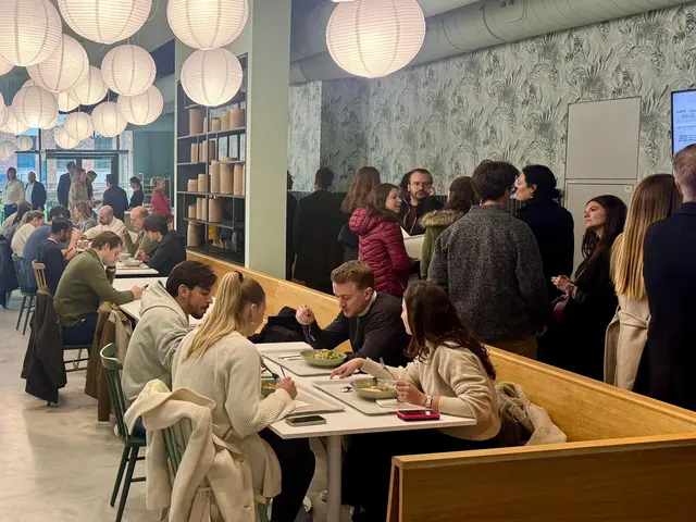 Bereits vor der offiziellen Eröffnung ist die neue "Stadtkantine" schon gut besucht.  | Foto: Topf & Deckel