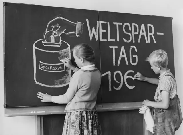 In Wien wurde der Weltspartag mit der Jugendsparwoche verbunden, Kinder wurden in die Bankinstitute geführt, es gab kleine Geschenke und auch das Schulsparen gab es in fast jeder Wiener Schulklasse. So sah es in den 1960ern aus. | Foto: Presse-Bild-Poss / SZ-Photo / picturedesk.com