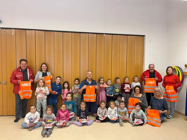 Die Kindergartenkinder der Stadtgemeinde Groß Siegharts mit ARBÖ-Bezirksobmann Horn Manfred Hahn, Kindergarten-Leiterin Andrea Schneider, Bürgermeister Ulrich Achleitner, Herbert Erber von der ARBÖ-Bezirksorganisation Horn sowie die beiden Elementarpädagogin Karin Kittler und Gabriele Kratzl (v.l.) | Foto: ARBÖ NÖ