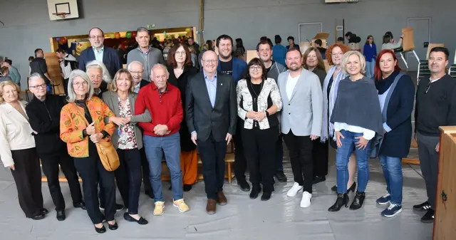 Zur 50-Jahr-Feier begrüßte die Direktorin Petra Scharler (Mitte, umrahmt von den Vize-Bürgermeistern Bernhard Seidl (l.) und Josef Kraibacher) viele ehemalige Schülerinnen, Schüler und Lehrer sowie zahlreiche Funktionäre aus dem Bildungsbereich. | Foto: Martin Maier