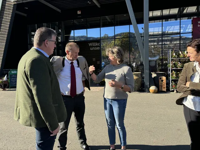 Ins Gespräch vertieft ist Hausherrin Gabriele Schaffer. | Foto: MeinBezirk/Angelika Kern