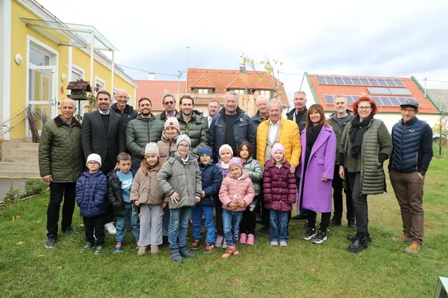 Vertreter:innen der Stadt Krems, Kindergarteninspektorin Elisabeth Heiß und die Baumpat:innen freuen sich gemeinsam mit den Kindergartenkindern über den neugestalteten Außenbereich des Kindergartens Gneixendorf. | Foto: Stadt Krems
