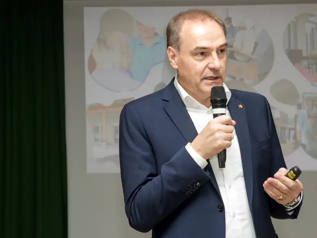 Landesrat Leonhard Schneemann kontert die Kritik von ÖVP und FPÖ. | Foto: Landesmedienservice
