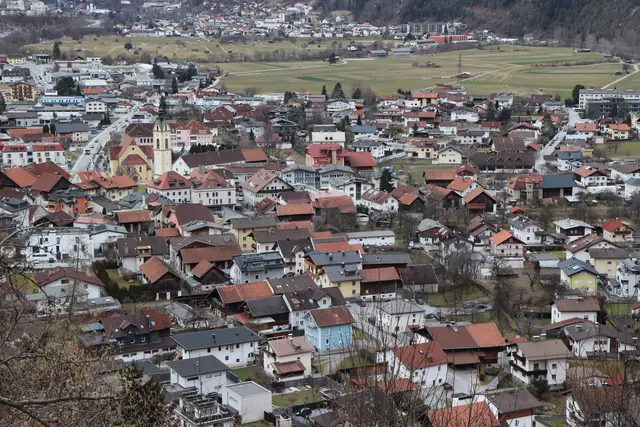 Am 31. Oktober 2025 gegen 07:10 Uhr fuhr ein 64-jähriger Österreicher mit seinem Pkw auf der B171 im Gemeindegebiet von Zams in Richtung Osten und wollte auf Höhe des Hagebau Marktes nach links abbiegen, um auf die Autobahn in Richtung Innsbruck zu gelangen.  | Foto: Othmar Kolp