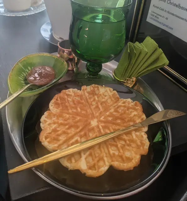 Herzwaffeln mit Rewarewa Honig aus Neuseeland im Kunst-Café, Hundertwasserhaus | Foto: Tatjana Christelbauer