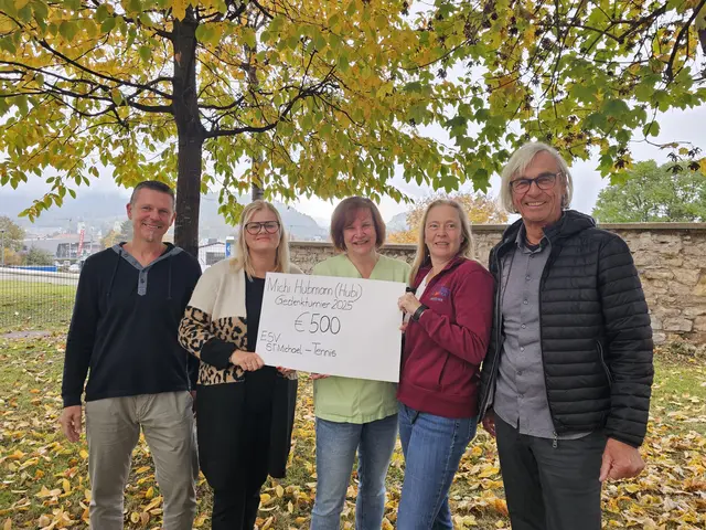 Das Michael Hubmann-Tennis-Gedenkturnier hatte auch eine soziale Seite: Peter Rossmann, Andrea Hammerer und Peter Taurer übergaben einen Spendenscheck an Barbara Prieler und Brigitte Hönigmann  (3. u. 4. v. li.) vom Kinderpalliativverein "Kinder.leben auf Zeit" | Foto: ESV St. Michael