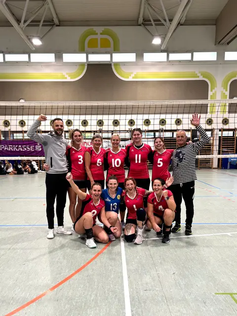 Der Kader der ATSV Innvolleys – von links, hinten: Trainer Christoph Dorigatti, Carina Riegler, Barbara Weinberger, Bettina Blum, Kristin Gigler, Nina Schwinghammer, Obmann Josef Weinberger. Vorne von links: Christina Bendl, Cornelia Forster, Anna Haspelhuber und Bettina Bogner. | Foto: ATSV Innvolleys