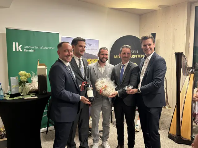 Vorstand Roland Krall, Architekt Stefan Kogler, Projektleiter von Skape architects Alexander Schnitzer, Vorstand Daniel Gradenegger und Vorstand Nikolaus Primessnig. | Foto: MeinBezirk