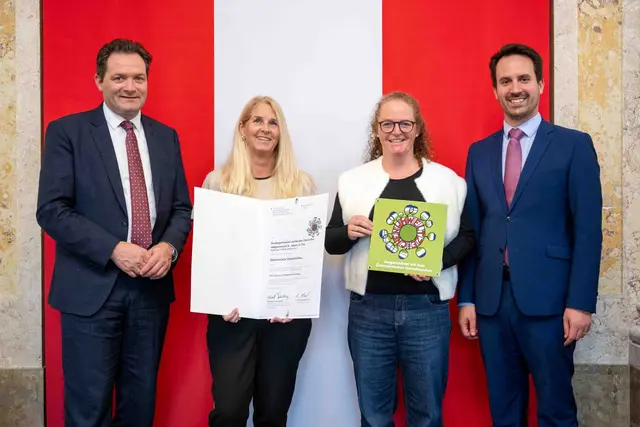 Bundesminister Nortbert Totschnig, Maike Mayerhofer (Lehrerin), Vera Bachler (Lehrerin), Bundesminister Christoph Wiederkehr. | Foto: BMLUK