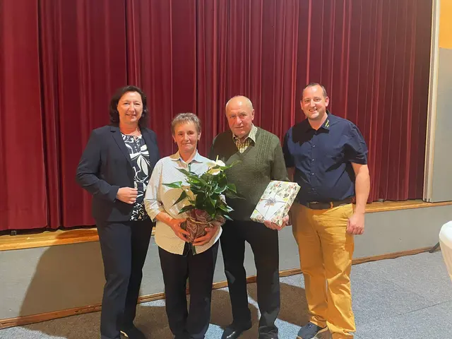 Ehrung anlässlich der Goldenen Hochzeit: Am Bild von links Bürgermeisterin Hermine Leitner, Maria und Johann Kranzl, Parteiobmann Jakob Kragl. | Foto: ÖVP Arbing