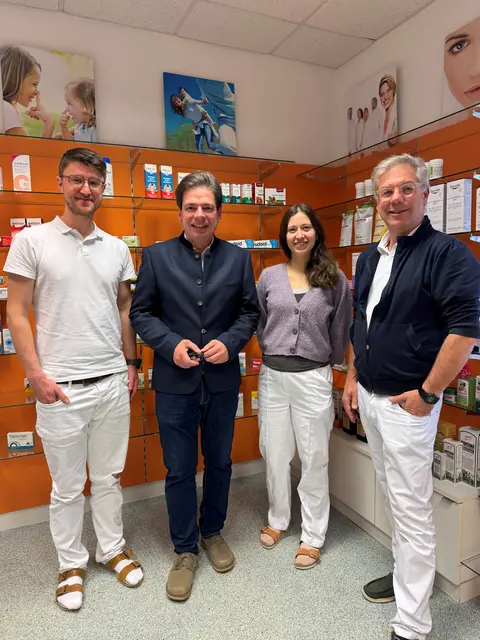 Das Foto zeigt Daniel Menneweger, Bgm. Klaus Aitzetmüller, Assistenzärztin Jacqueline Hackl, Holger Grassner (v.l.). | Foto: Gemeinde Hinterstoder