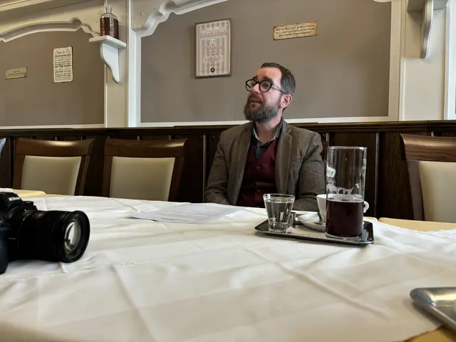 Jürgen Klösch (KPÖ Bruck) ist gegen einen Verkauf, er fordert in einer Pressekonferenz die drei Großparteien auf, endlich Verantwortung zu übernehmen. | Foto: MeinBezirk/Angelika Kern