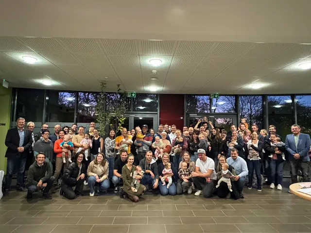 Für alle Kinder, die zwischen Oktober 2024 bis September 2025 geboren sind, wurden Obstbäume mit personalisierten Namensschildern organisiert.  | Foto: Christina Fürlinger 