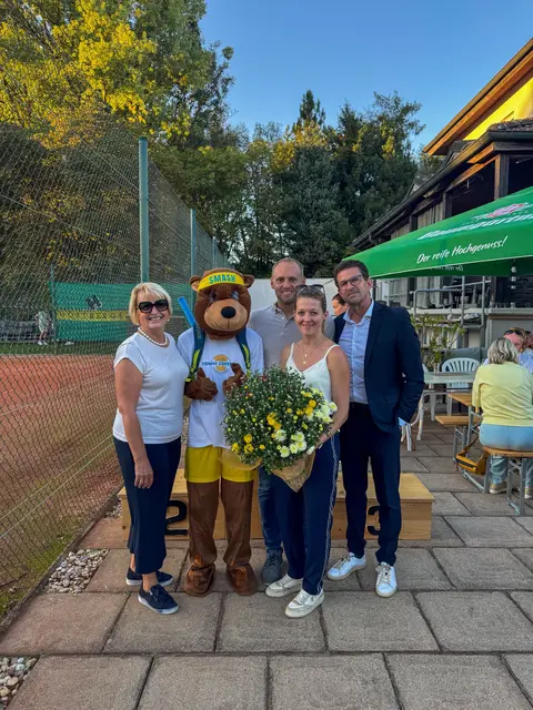 Bürgermeisterin Maria Pachner, Vereinsmaskottchen „Smash“, Stadtmeister Andreas Söllinger, Stadtmeisterin Theresa Söllinger, Obmann Heinz Beutelmayr (v.l.n.r.) | Foto: UTC Grieskirchen