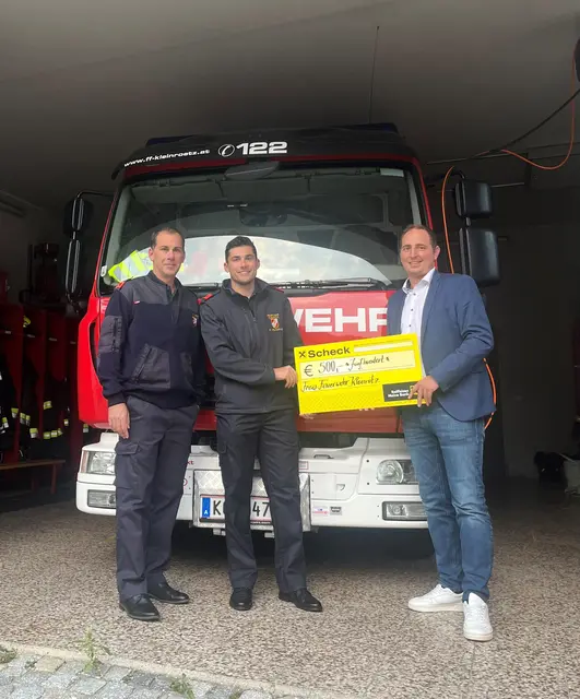 Kommandant David Hölzlsauer und Christian Lenz von der FF Kleinrötz mit Raiffeisenbank Kreuzenstein Bankleiter Phillip Jenisch. | Foto: FF Kleinrötz