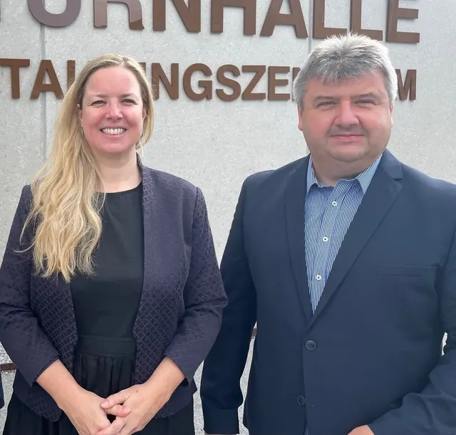 Manuela Kloibmüller, Musikschul-Direktorin Grein, mit Wolfgang Rosenthaler, Leiter GreinBrass. | Foto: MeinBezirk Perg