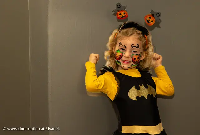 Fertig geschminkt - ich bin jetzt ein toller Kürbis. | Foto: www.cine-motion.at / Ivanek