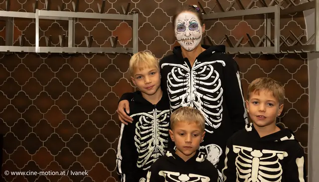 Manuela mit Ihren drei Söhnen - gruselige Skelette. | Foto: www.cine-motion.at / Ivanek