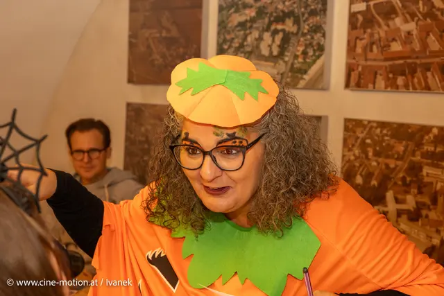 GR Edith Friedrich am Empfang im Kürbiskostüm. | Foto: www.cine-motion.at / Ivanek