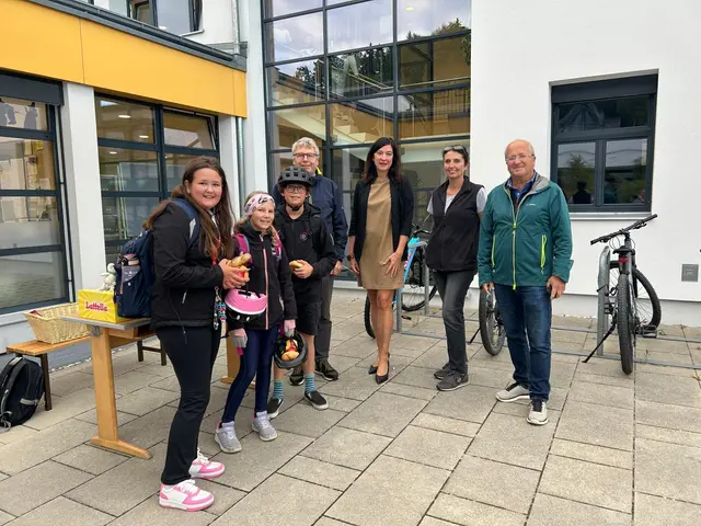 Direktorin Veronika Petermaier mit Gemeindevertretern, Schulwartin und Schüler:innen. | Foto: MS Seewalchen