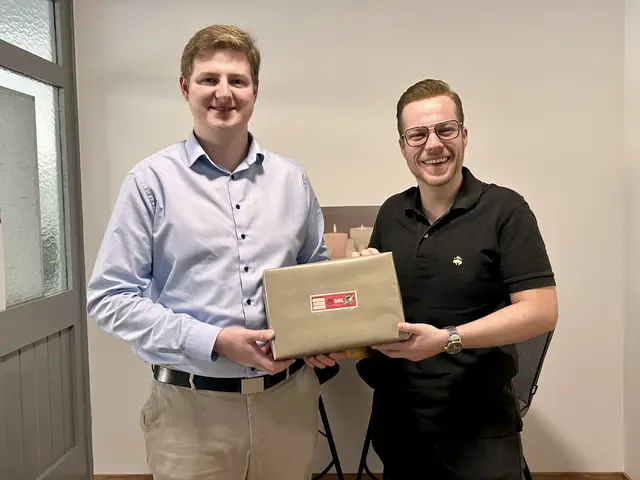 Daniel Heintz und Thomas Otrok rufen zur Unterstützung der Aktion "Weihnachten im Schuhkarton" auf. | Foto: JVP Burgenland