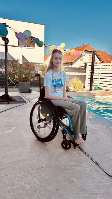 Seit einem Badeunfall 2023 ist die heute 13-jährige Emilia querschnittsgelähmt und auf den Rollstuhl angewiesen. | Foto: Foto: Reichl