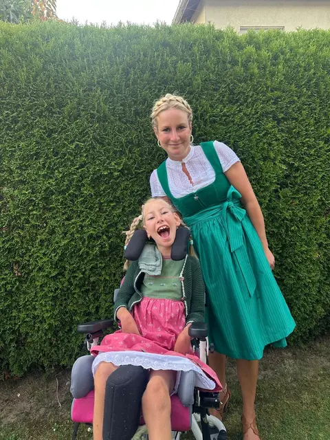 Lina kann nicht gehen, sprechen oder alleine aufrecht sitzen und hat einen speziellen Rollstuhl. | Foto: Scurtu