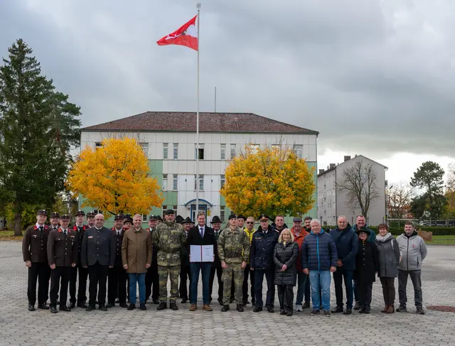 Die Abordnung der Gemeinde Überackern bei der feierlichen Partnerschaftsübergabe in der Zehner Kaserne. | Foto: Bundesheer