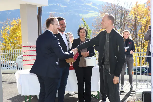 LH Stv. Philip Wohlgemuth und Bgm. Markus Freimüller übergeben den neuen Mieterinnen und Mietern die Schlüssel. | Foto: HT/Karg/Kendlbacher