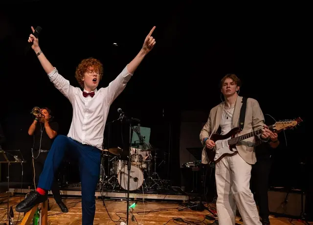 Neben dem Studium ist der junge Künstler noch als Sänger bei der Band „The Rizz“ tätig.  | Foto: M3Studios OG