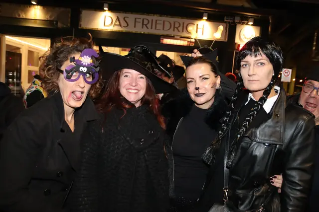 Freche Zunge: Andrea, Judith, Simona und "Wednesday" Agnes. | Foto: Manfred Wlasak