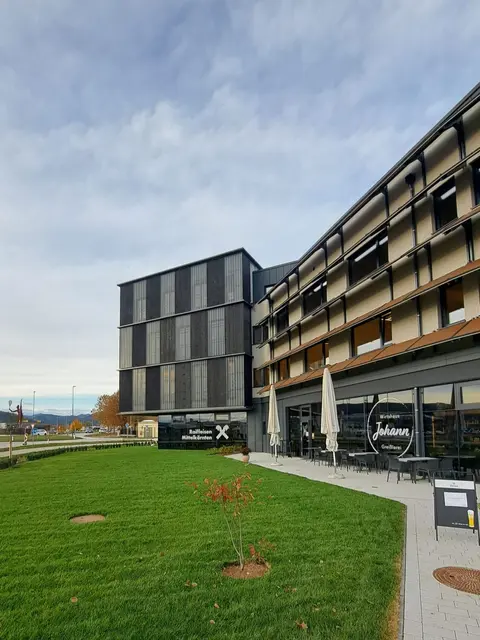 Das Gebäude ist mehr also nur ein Ort für Finanzgeschäfte - auch das Wirtshaus &amp; Greißlerei Johann lädt zum Verweilen ein. | Foto: Skape architects