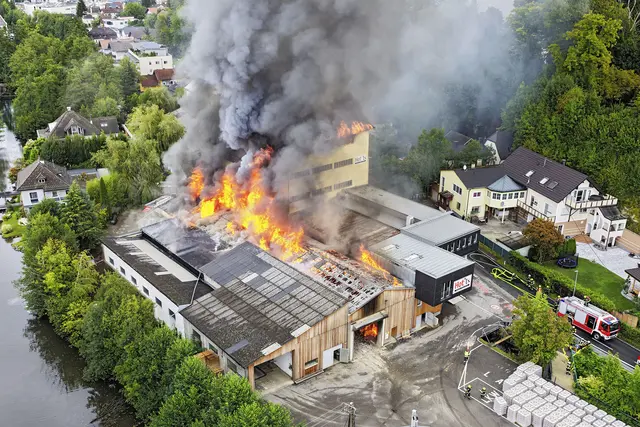 Der Großbrand in Mattighofen hielt die Florianis auf Trab. | Foto: Fesl