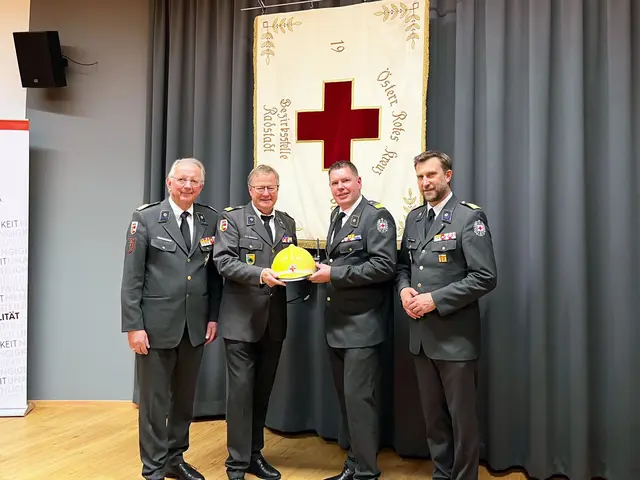 Gerhard Wechselberger übergibt das Kommando an Markus Moser
v. l.: Dr. Werner Aufmesser (Präsident), Gerhard Wechselberger (Bezirksrettungskommandant a.D.), Markus Moser (Bezirksrettungskommandant), Stefan Herbst (Landesrettungskommandant) | Foto: M. Rettenwender/ Rotes Kreuz Salzburg