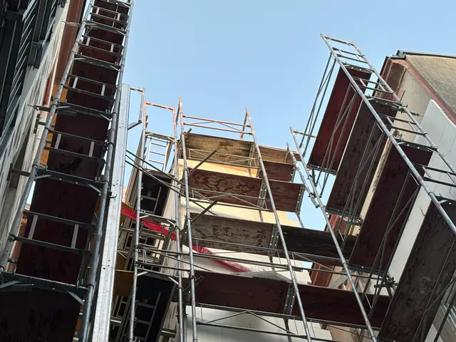 Die Gerüste verzieren weiter die Wände beider Adressen.  | Foto: zVg